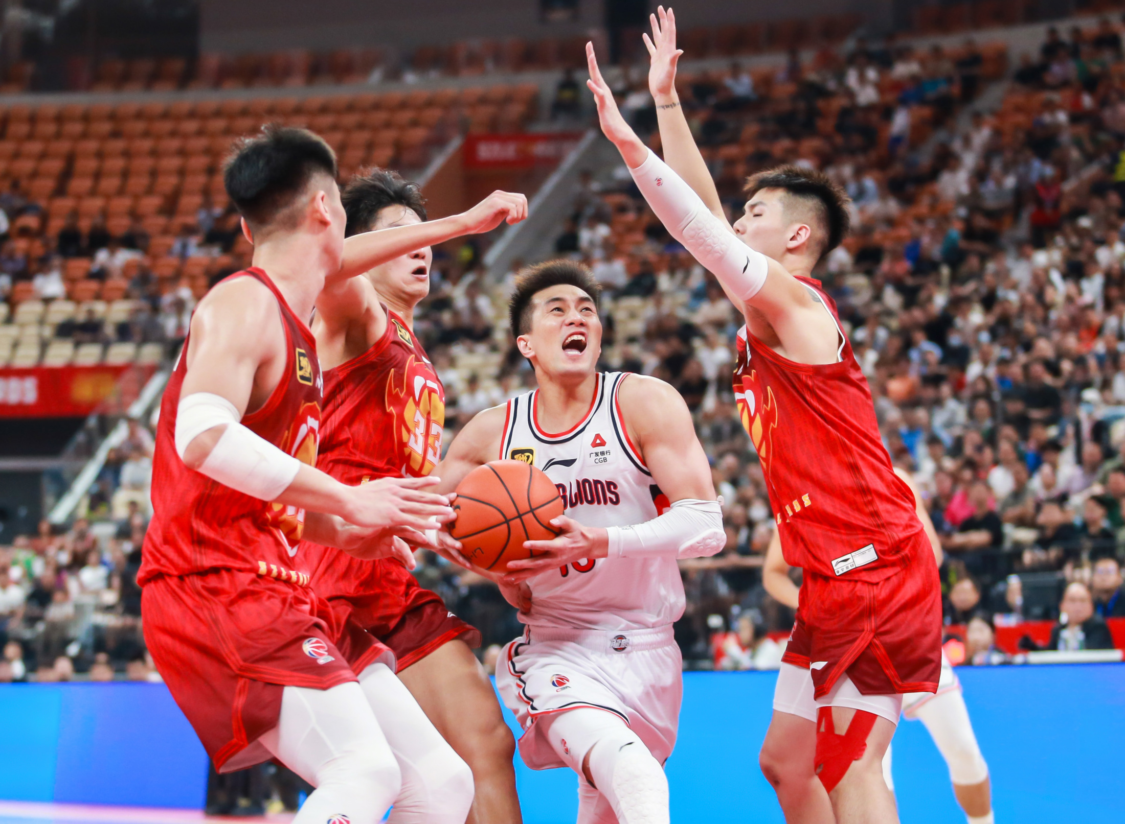 九游体育-中超今夜走向成谜，广州队遗憾出局，目标明确，身体对抗强度拉满