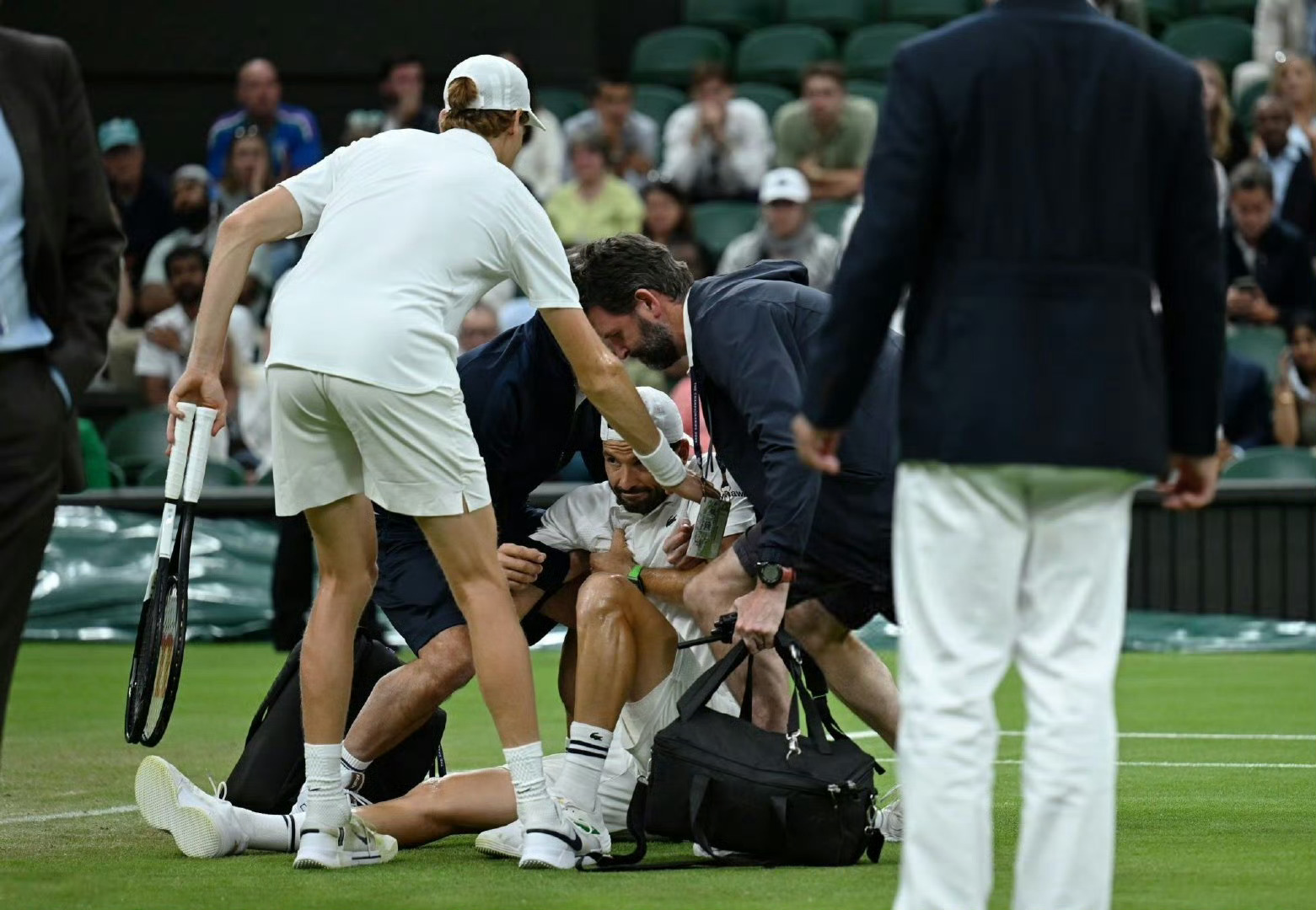 jiuyou-埃因霍温发布备战花絮，集结日复出首秀，足总杯任务艰巨，高层口径保持一致的简单介绍