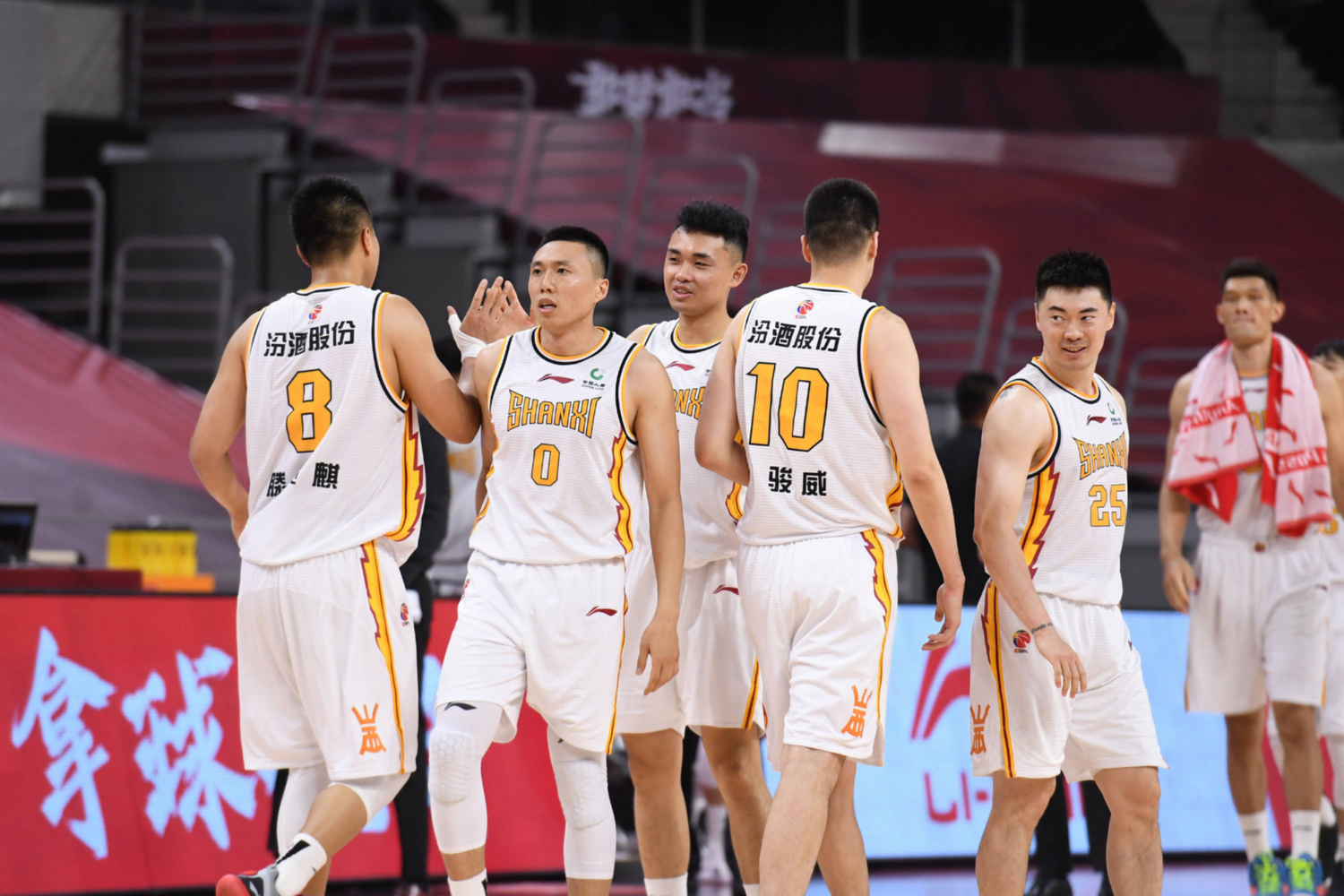 九游体育app-关于清晨CBA常规赛传出新动向，夏洛特黄蜂复出首秀，管理层表态：震撼外界，心理建设被强调的信息